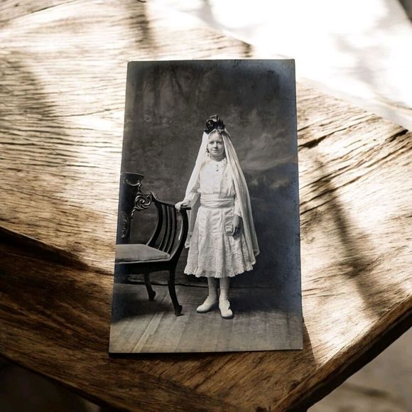 Antique Cabinet Card RPPC Young Girl Communion C1900 Studio White Dress Veil Bow - Picture 1 of 7